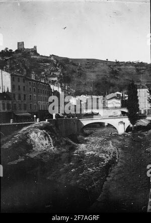 Skioppty-Bild mit Motiven des Flusses Vienne in der Stadt Vienne, Frankreich.das Bild wurde in Karton mit der Aufschrift Höstesan 1907 gespeichert. Lyon 5. Vienne 2. Nein 1 Stockfoto