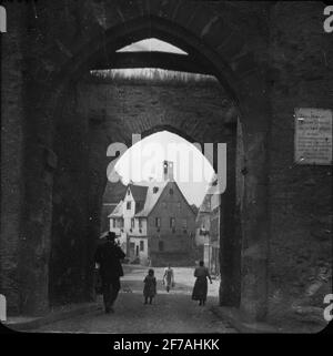 Skiopticon-Bild mit Motiven aus unbekannter Stadt in Deutschland.das Bild wurde in Karton gespeichert mit dem Aufschrift: The Journey in 1904. Rhein II Stockfoto