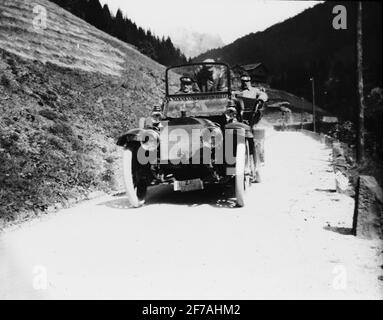 Skioptisches Bild mit Motiven von Sigurd Curmans Firma im Auto auf Landstraße in Deutschland oder Südtirol, Italien.das Bild wurde in Karton mit der Aufschrift Höstesan 1904 gespeichert. Pordoi 8. Bozen 6. N: 17. Stockfoto