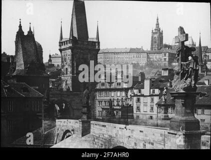 SkiopT Ikonenbild mit Motiven der Karlsbrücke und Blick auf Prag und St. Veitskattralen und Pragburgen.das Bild wurde in Karton mit der Aufschrift Höstesan 1909 gespeichert. Prag 8. Nein: 3. Stockfoto