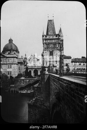 SkiopT-Ikone mit Motiven der Karlsbrücke, mit Turm Altstadt.das Bild wurde in Karton mit der Aufschrift Höstesan 1909 aufbewahrt. Prag 8. Nein: 3. Stockfoto