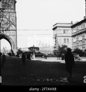 SkiopT-Ikone mit Motiven des Altarstädter Turms von Karlsbron, Prager Bild wurde in Karton mit der Aufschrift Höstesan 1909 aufbewahrt. Prag 7. Text auf Bild: 'ALMOSTER TURM. Kreuz. Lord Pin. Karl IV Stockfoto