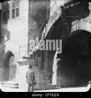 SkiopT-Ikone mit Menschenmotiven am Röder Thor, Hafen in Stadsmure, Rothenburg.das Bild wurde auf Karton mit dem Namen Spring Travel 1910 gespeichert. Rothenburg. Xxvi. Text auf Bild: 'Rows Thor'. Stockfoto