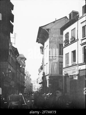 Skioptisches Bild mit Motiven von der Handelsstraße in Rouen.das Bild wurde in Karton gespeichert, der mit der Aufschrift: Die Reise im Jahr 1908 gekennzeichnet ist. Rouen 7. III Bildtext: 'Rue Eau de Robec'. Stockfoto