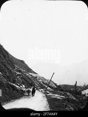 SkiopT-Ikone mit Motiven des Mannes mit Esel entlang der Bergstraße in Lourdes.das Bild wurde in Karton mit der Aufschrift Höstesan 1907 gespeichert. Tarbes 2. St. Gaudens 1. Lourdes 4. Nein: 19. XV. Stockfoto