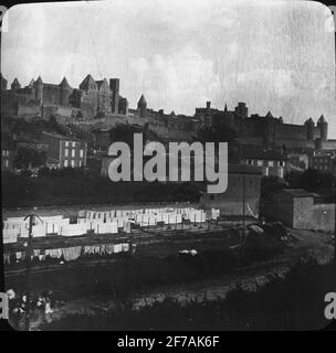 Skioptisches Bild mit Motiven der Ansicht von Carcassonne mit mittelalterlichem Schloss Cité de Carcassonne im Hintergrund. Das Bild wurde in Karton mit der Aufschrift Höstesan 1907 gespeichert. Carcassonne 7. Nein: 14. Stockfoto