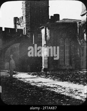 SkiopT Ikone mit Motiven des Menschen auf dem Hof des mittelalterlichen Schlosses Cité de Carcassonne.das Bild wurde in Karton gespeichert mit dem Aufschrift: Höstesan 1907. Carcassonne.8. NEIN: 13. Stockfoto