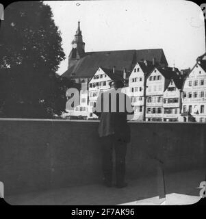 SkiopT Ikonenbild mit Motiven auf Brücke in Tübingen mit der Kirche im Hintergrund. Das Bild wurde in Karton mit der Aufschrift The Journey 1908 gespeichert. Tübingen 7. V. Stockfoto
