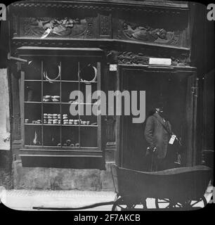 SkiopT-Ikone mit Menschenmotiven am Hafen zur Wollenweberstraße 26. Das Bild wurde in Karton mit dem Namen Spring Travel 1909 gespeichert. Hildesheim 9. V. Text auf Bild: 'Wollenweberstrasse'. Stockfoto