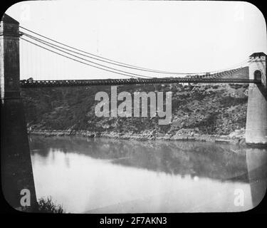 SkiopT-Ikone mit Motiven der Brücke über den Fluss Vilaine in La Roche Bernard.das Bild wurde in Karton mit der Aufschrift: The Journey in 1908 gespeichert. Vannes. Xxi. Stockfoto