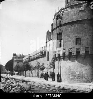 SkiopT-Ikone mit Motiven des Schlosses Le Château des Ducs de Brittany in Nantes.das Bild wurde in Karton mit der Aufschrift: The Journey in 1908 gespeichert. Vannes. Xxi. Bildtext: 'Le Château'. Stockfoto