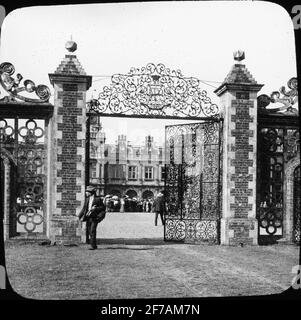 Skioptik-Monitor mit Motiven von Sigurd Curmans Reisen in Europa. Hatfield House. Stockfoto