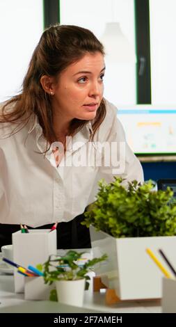 Multiethnische Geschäftsleute, die Finanzprojekte während eines Unternehmensmeetens analysieren. Team von Mitarbeitern Gruppe hören Kollegen Ideen diskutieren neue Marketing-Plan Vergleich Daten im Broadroom. Stockfoto