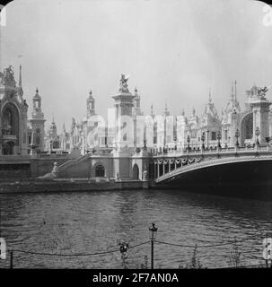Skiopticone-Bild mit Motiven aus Paris. Palais d'Invalide von Pont Alexandre III auf der Weltausstellung Exposition Universal, 1900. Das Bild wurde in Karton mit der Aufschrift :? Stockfoto