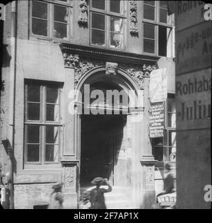 Skioptik-Monitor mit Motiven von Sigurd Curmans Reisen in Europa. Unbekannte Stadt.das Bild wurde in Karton mit der Aufschrift :? Stockfoto