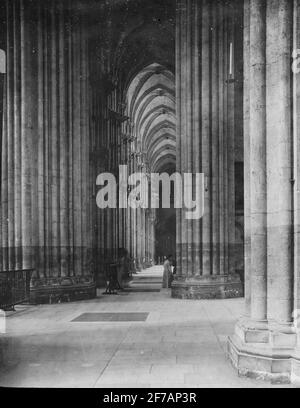 Skioptik-Monitor mit Motiven von Sigurd Curmans Reisen in Europa. Innenraum der unbekannten Kathedrale. Das Bild wurde in Karton mit der Aufschrift :? Stockfoto