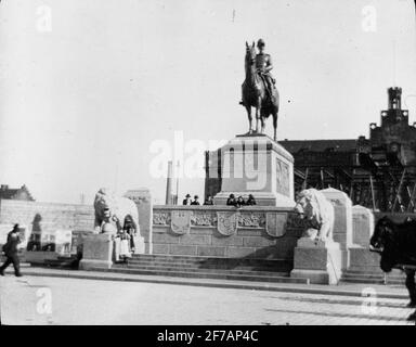 Skioptik-Monitor mit Motiven von Sigurd Curmans Reisen in Europa. Statue des Prinzen von Bayern, unbekannte Stadt.das Bild wurde in Karton gespeichert beschriftet :? Stockfoto