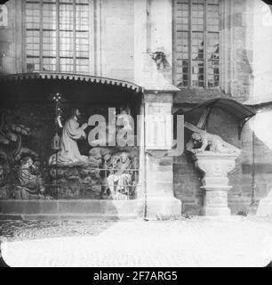 Skiopticone-Bild mit Motiven aus Iphofen. Religiöse Skulpturen vor einem unbekannten Gebäude.das Bild wurde in Karton mit der Aufschrift :? Stockfoto