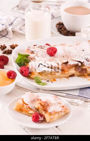 Bougatsa - griechische Blätterteig mit Sahne. Stockfoto