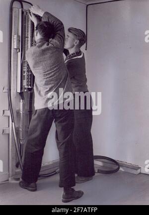 Montage des Zahnrads: Nach der Einführung wurde das Kabel durch den Kabeleinlass ausgewählt, der im Voraus vorbereitet werden muss, eintreffen und die Kreuzkupplung der Schraube. Beachten Sie, dass die Querverbindungen auch in der Werkstatt durchgeführt werden, wo erforderliche Informationen eingefügt werden. Stockfoto