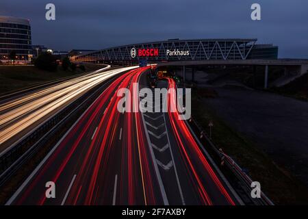 Parkhaus am Stuttgarter Flughafen mit der Autobahn unter Stockfoto