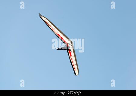 Fliegender Mann auf modernem Hängegleiter-Flügel Stockfoto