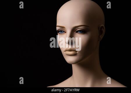 Nahaufnahme eines weiblichen Schaufensterkopfes in einer Studioumgebung. Stockfoto