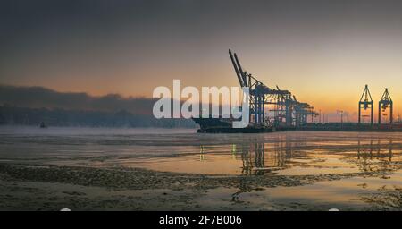 Am frühen Morgen Nebel bei eisigen Temperaturen im Hafen von Hamburg Stockfoto