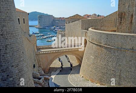 Dubrovnik Altstadt Ploče Tor Revelin Brücke und Festung und Hafen. Stockfoto