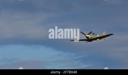 Vintage Supermarine Spitfire MK VC G-AW11 AR501 im Flug aus nächster Nähe. Stockfoto