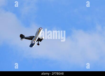 ICKWELL, BEDFORDSHIRE, ENGLAND - 02. AUGUST 2020: Vintage Gloster Gladiator Flugzeuge im Flug mit Wolke und blauem Himmel Stockfoto