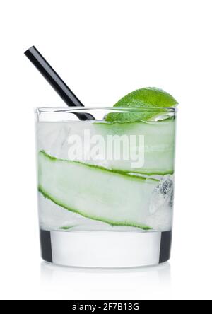 Gimlet-Cocktail im Glas mit Eiswürfeln und Stroh, Gurken und Limettenscheibe auf weißem Hintergrund. Stockfoto