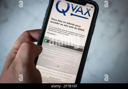 Die Abbildung zeigt eine Person, die am Montag, den 22. März, zur französischen Version der QVax-Online-Website surft, um sich für eine Covid-19-Impfung zu registrieren Stockfoto