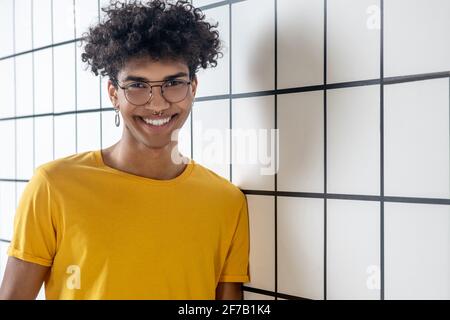 afroamerikanischer junger Mann in einer Brille mit einem Laptop und Ein tolles Gefühl Stockfoto