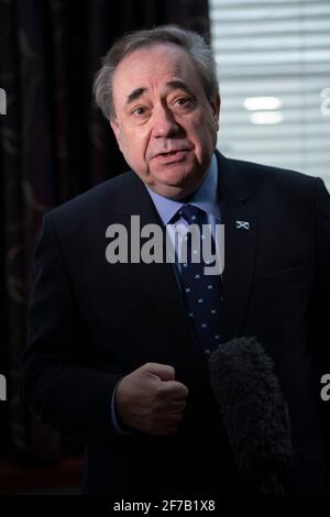 Aberdeenshire, Schottland, Großbritannien. April 2021. IM BILD: Alex Salmond, Vorsitzender der Alba-Partei und ehemaliger erster Minister von Schottland und ehemaliger Vorsitzender der Scottish National Party (SNP), spricht in einem Interview mit Good Morning Britain (GMB) über den Start der Alba-Partei und den Jahrestag der Erklärung von Arbroath. Quelle: Colin D Fisher Quelle: Colin Fisher/Alamy Live News Stockfoto