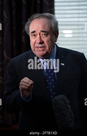 Aberdeenshire, Schottland, Großbritannien. April 2021. IM BILD: Alex Salmond, Vorsitzender der Alba-Partei und ehemaliger erster Minister von Schottland und ehemaliger Vorsitzender der Scottish National Party (SNP), spricht in einem Interview mit Good Morning Britain (GMB) über den Start der Alba-Partei und den Jahrestag der Erklärung von Arbroath. Quelle: Colin D Fisher Quelle: Colin Fisher/Alamy Live News Stockfoto