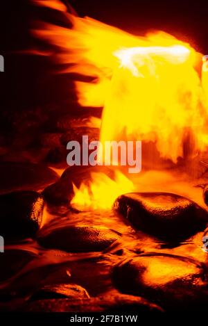 Quelle von Feuerwasser. Verbrennung von Methan im Wasser. Kaltes Feuer. Stockfoto