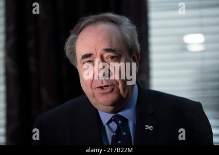 Aberdeenshire, Schottland, Großbritannien. April 2021. IM BILD: Alex Salmond, Vorsitzender der Alba-Partei und ehemaliger erster Minister von Schottland und ehemaliger Vorsitzender der Scottish National Party (SNP), spricht in einem Interview mit Good Morning Britain (GMB) über den Start der Alba-Partei und den Jahrestag der Erklärung von Arbroath. Quelle: Colin D Fisher Quelle: Colin Fisher/Alamy Live News Stockfoto