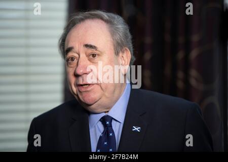 Aberdeenshire, Schottland, Großbritannien. April 2021. IM BILD: Alex Salmond, Vorsitzender der Alba-Partei und ehemaliger erster Minister von Schottland und ehemaliger Vorsitzender der Scottish National Party (SNP), spricht in einem Interview mit Good Morning Britain (GMB) über den Start der Alba-Partei und den Jahrestag der Erklärung von Arbroath. Quelle: Colin D Fisher Quelle: Colin Fisher/Alamy Live News Stockfoto