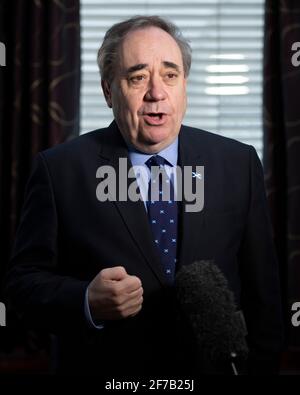 Aberdeenshire, Schottland, Großbritannien. April 2021. IM BILD: Alex Salmond, Vorsitzender der Alba-Partei und ehemaliger erster Minister von Schottland und ehemaliger Vorsitzender der Scottish National Party (SNP), spricht in einem Interview mit Good Morning Britain (GMB) über den Start der Alba-Partei und den Jahrestag der Erklärung von Arbroath. Quelle: Colin D Fisher Quelle: Colin Fisher/Alamy Live News Stockfoto