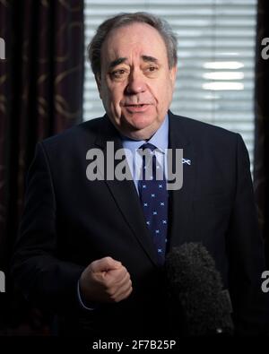 Aberdeenshire, Schottland, Großbritannien. April 2021. IM BILD: Alex Salmond, Vorsitzender der Alba-Partei und ehemaliger erster Minister von Schottland und ehemaliger Vorsitzender der Scottish National Party (SNP), spricht in einem Interview mit Good Morning Britain (GMB) über den Start der Alba-Partei und den Jahrestag der Erklärung von Arbroath. Quelle: Colin D Fisher Quelle: Colin Fisher/Alamy Live News Stockfoto