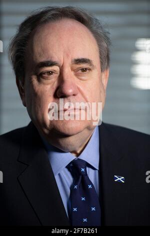 Aberdeenshire, Schottland, Großbritannien. April 2021. IM BILD: Alex Salmond, Vorsitzender der Alba-Partei und ehemaliger erster Minister von Schottland und ehemaliger Vorsitzender der Scottish National Party (SNP), spricht in einem Interview mit Good Morning Britain (GMB) über den Start der Alba-Partei und den Jahrestag der Erklärung von Arbroath. Quelle: Colin D Fisher Quelle: Colin Fisher/Alamy Live News Stockfoto