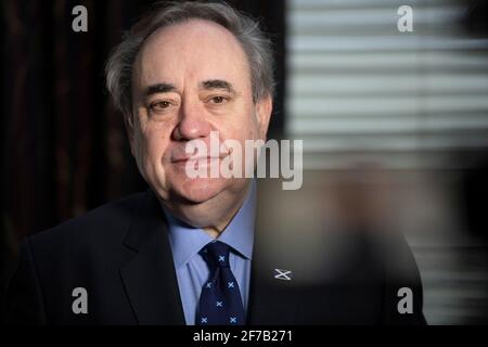 Aberdeenshire, Schottland, Großbritannien. April 2021. IM BILD: Alex Salmond, Vorsitzender der Alba-Partei und ehemaliger erster Minister von Schottland und ehemaliger Vorsitzender der Scottish National Party (SNP), spricht in einem Interview mit Good Morning Britain (GMB) über den Start der Alba-Partei und den Jahrestag der Erklärung von Arbroath. Quelle: Colin D Fisher Quelle: Colin Fisher/Alamy Live News Stockfoto