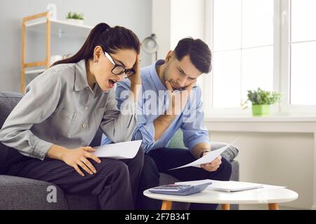 Gestresstes junges Paar überprüft Analyse Familienrechnungen Berechnung Steuern bei Zu Hause Stockfoto