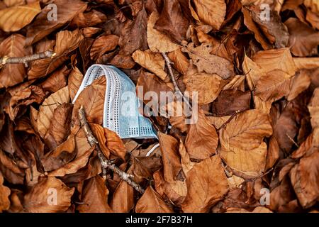 Umweltverschmutzung durch Schutzmasken während der Coronapandemie Stockfoto