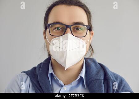 Kopfschuss eines Mannes, der eine Gesichtsmaske mit KN95 trägt, um sich zu schützen Von Covid 19-Infektion Stockfoto