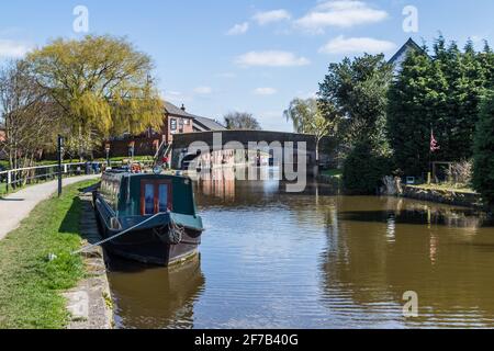 Der Leeds Liverpool Canal führt im April 2021 vom Schleppweg aus durch Burscough, Lancashire. Stockfoto