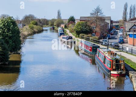 Farbenfrohe, schmale Boote, die im April 2021 auf dem Leeds Liverpool Canal in der Nähe von Burscough, Lancashire, gesehen wurden. Stockfoto