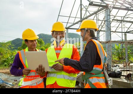 Teamarbeit Bauingenieur Techniker und Arbeiter Kontrolle in der Konstruktion von Dachkonstruktionen auf der Baustelle. Stockfoto