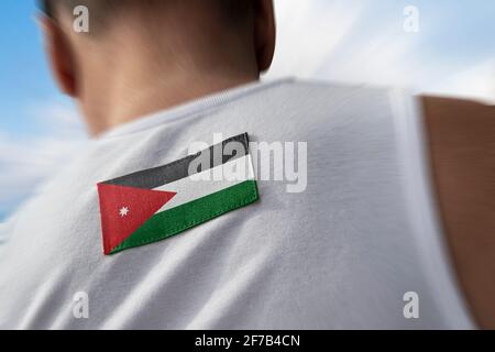 Die Nationalflagge Jordaniens auf dem Rücken des Athleten Stockfoto